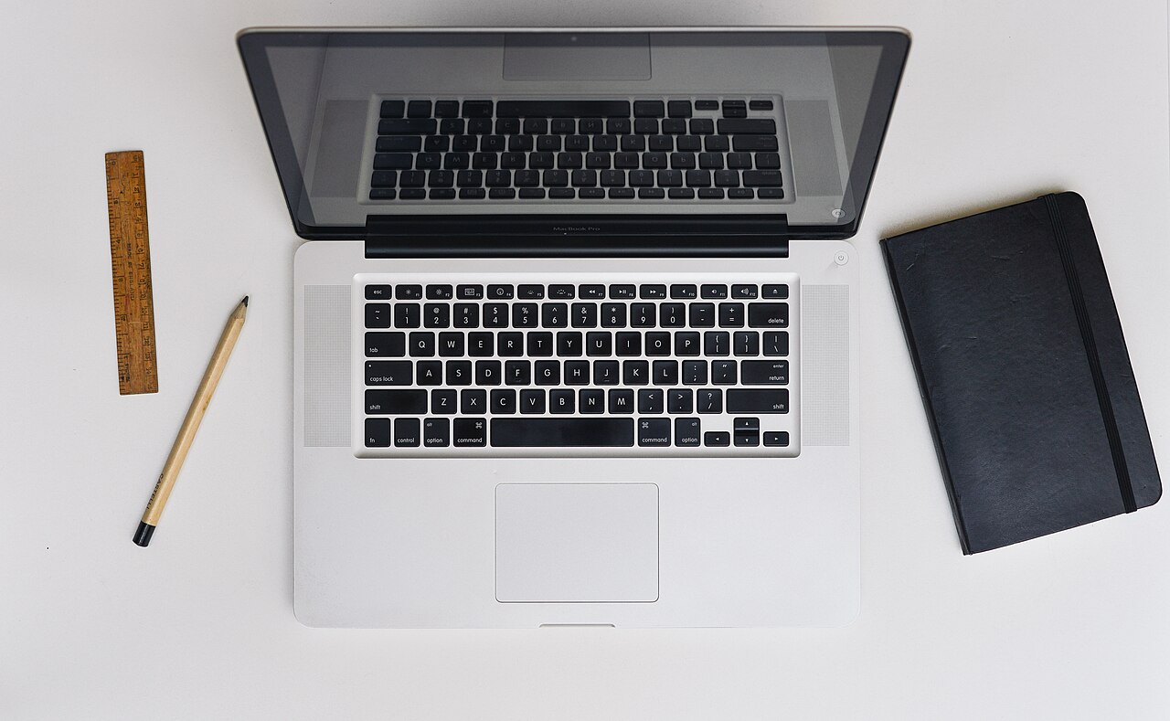 Apple desk laptop macbook pro (23699397893)