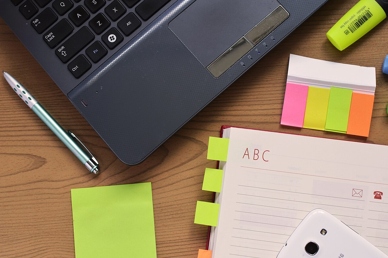 Desk laptop notebook pen (23958719819)