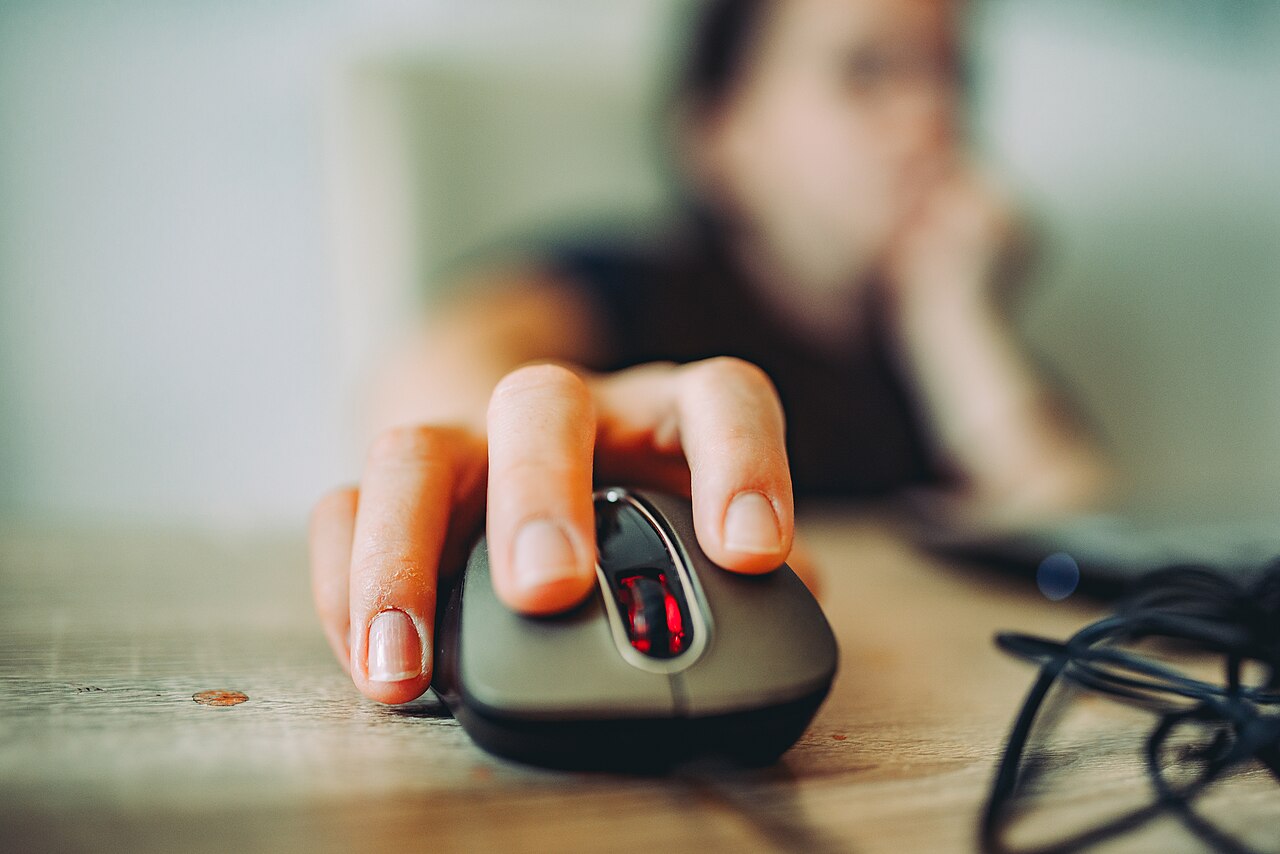 Hand on the computer mouse 50202556601