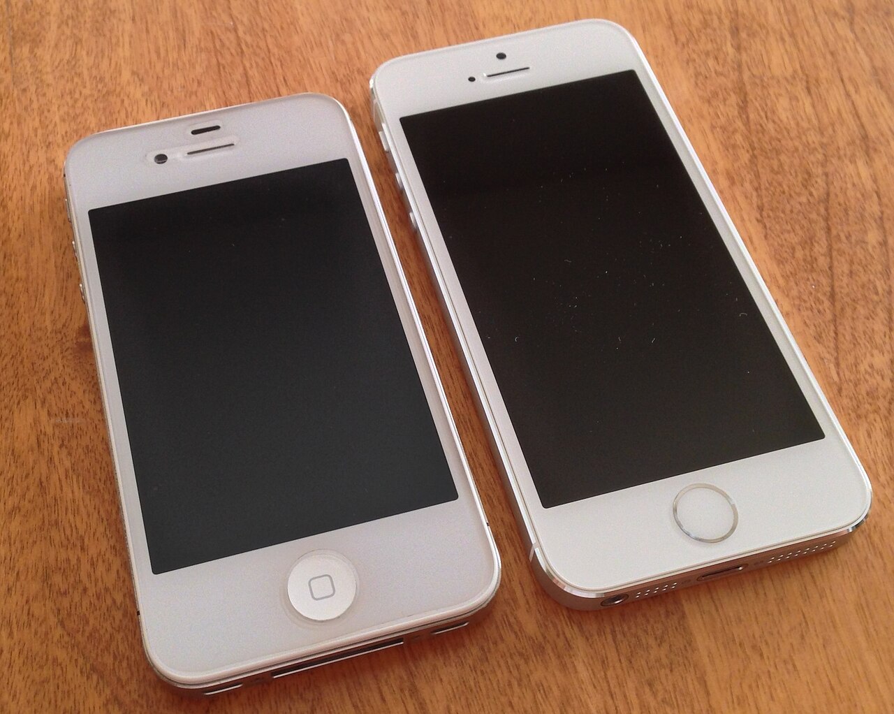 White iPhone 4S with screen protector vs iPhone 5S